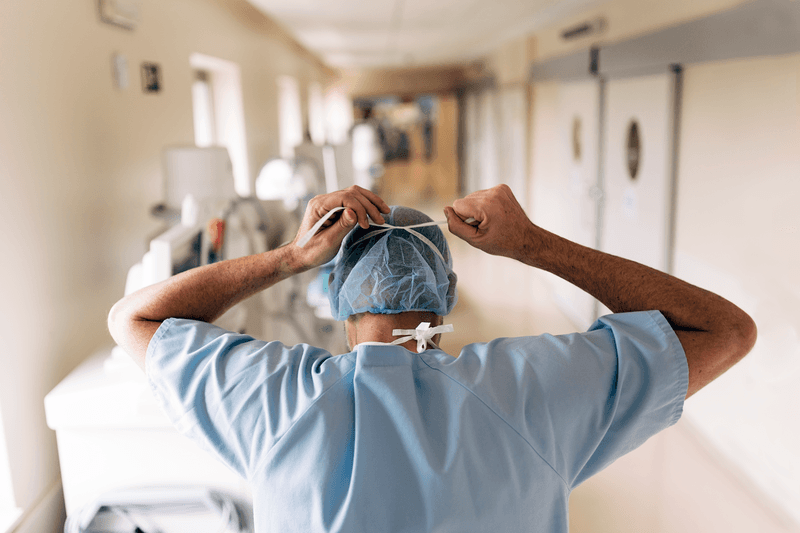 surgeon putting on mask